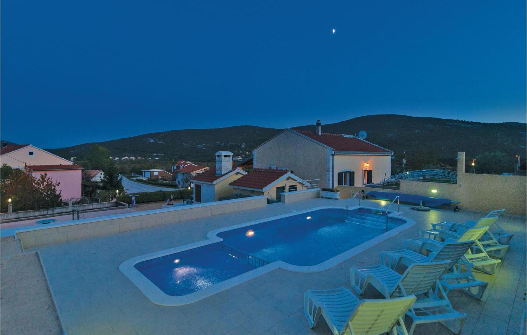 Cozy Home In Neoric With Outdoor Swimming Pool Luaran gambar