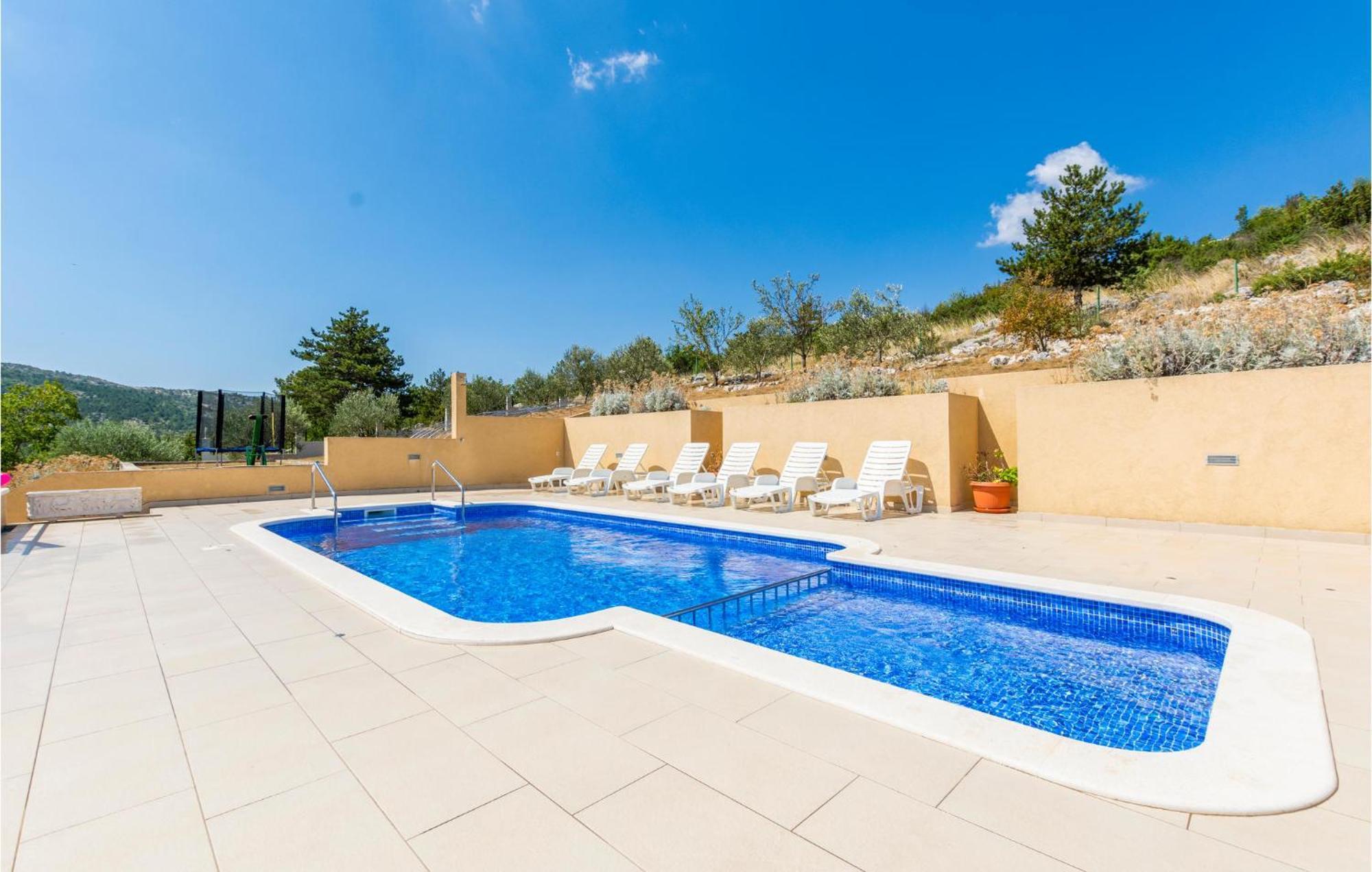 Cozy Home In Neoric With Outdoor Swimming Pool Luaran gambar