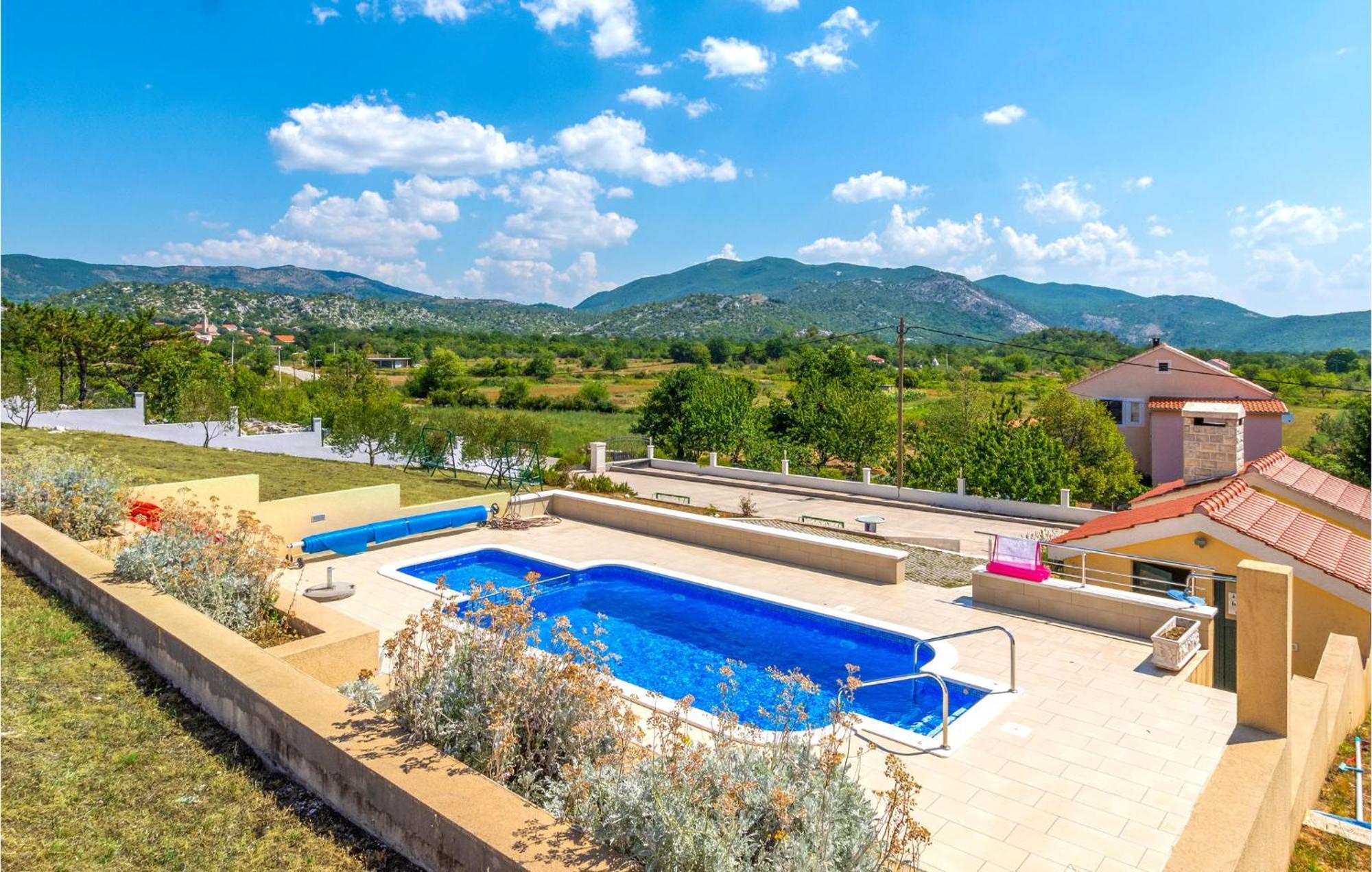 Cozy Home In Neoric With Outdoor Swimming Pool Luaran gambar
