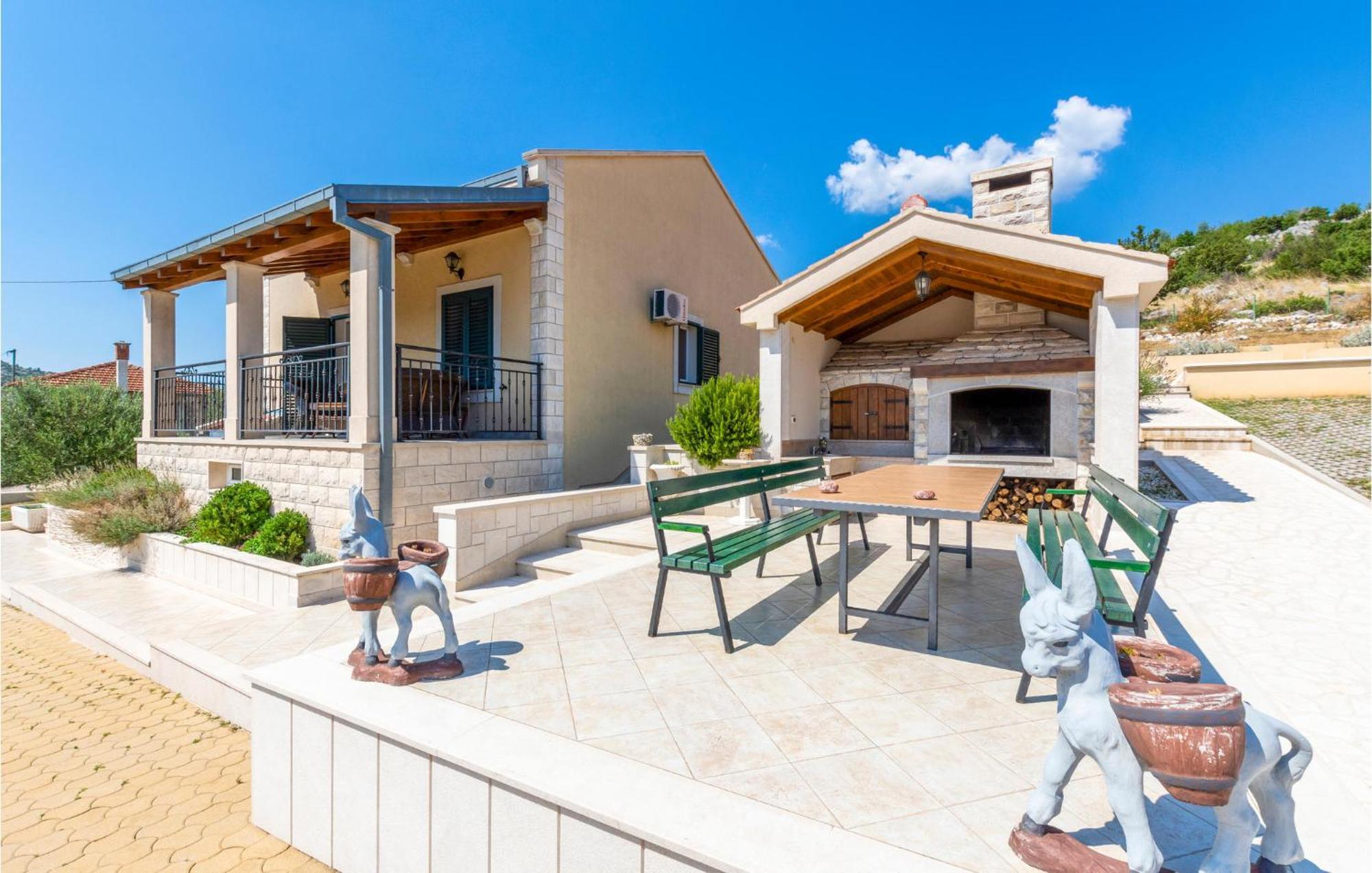 Cozy Home In Neoric With Outdoor Swimming Pool Luaran gambar