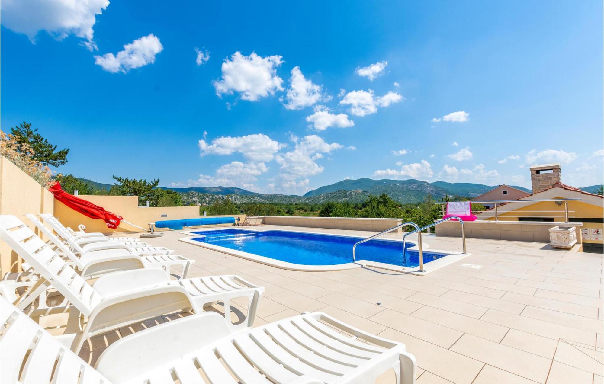 Cozy Home In Neoric With Outdoor Swimming Pool Luaran gambar