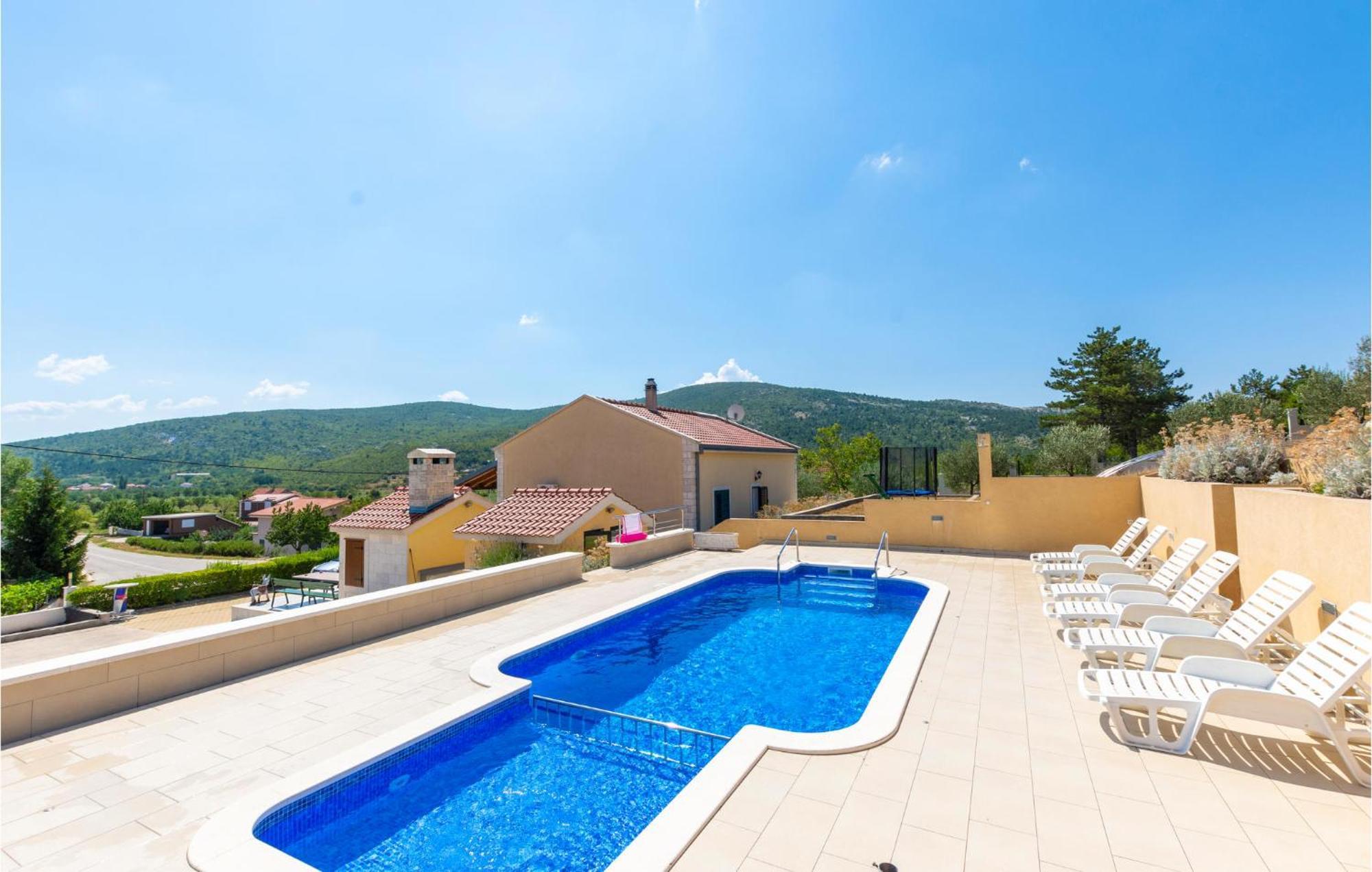 Cozy Home In Neoric With Outdoor Swimming Pool Luaran gambar