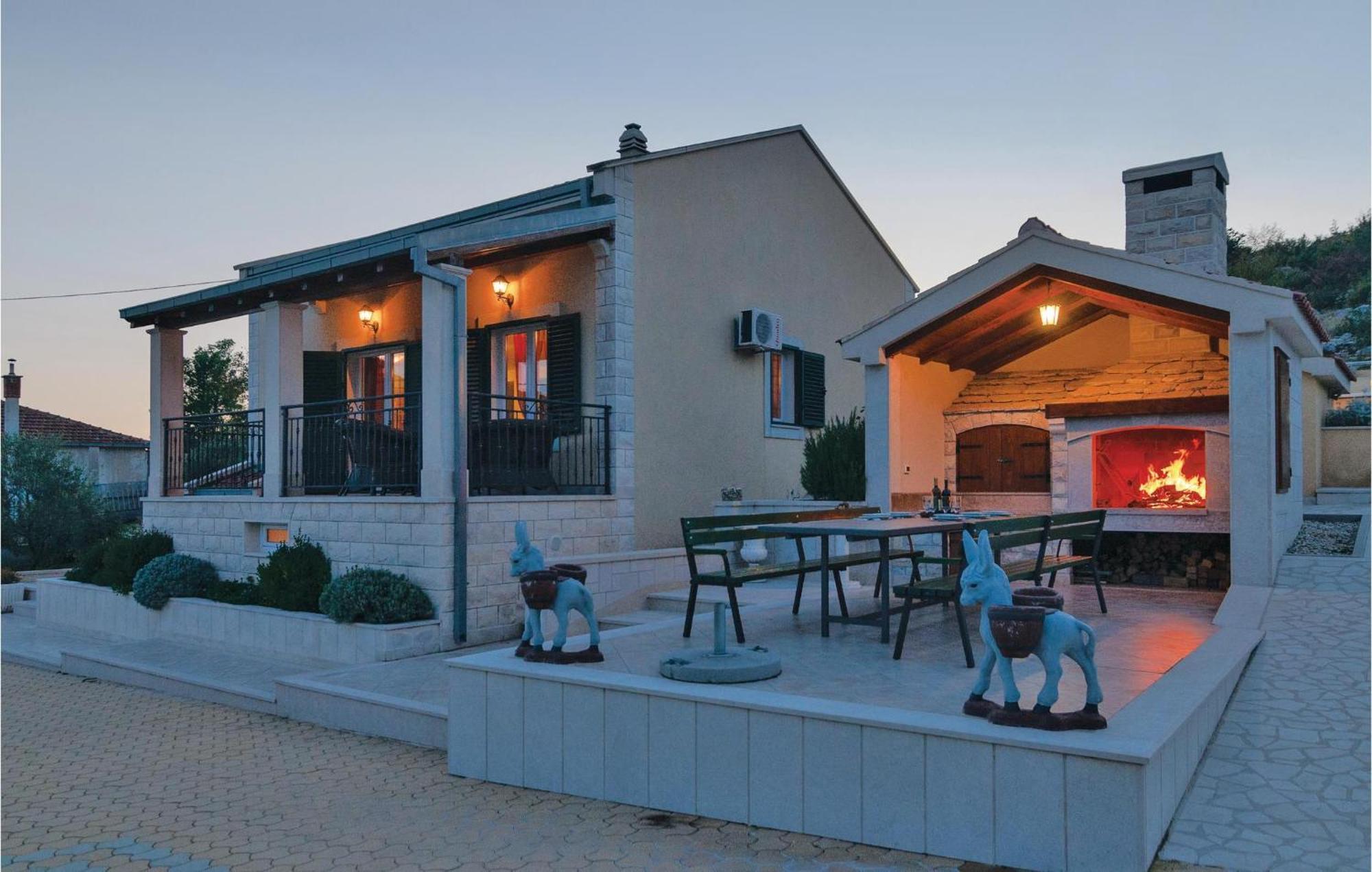 Cozy Home In Neoric With Outdoor Swimming Pool Luaran gambar