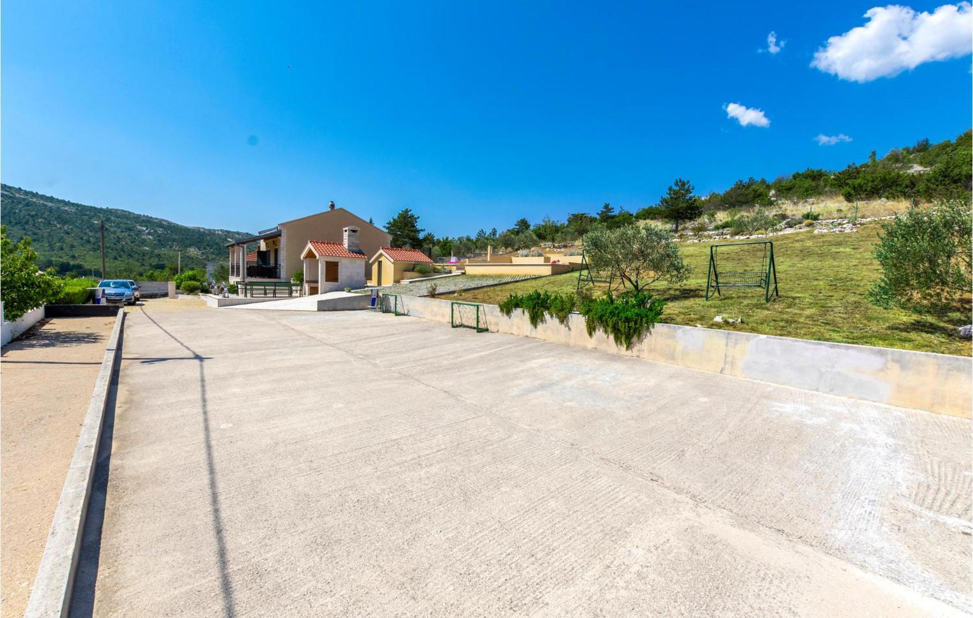 Cozy Home In Neoric With Outdoor Swimming Pool Luaran gambar