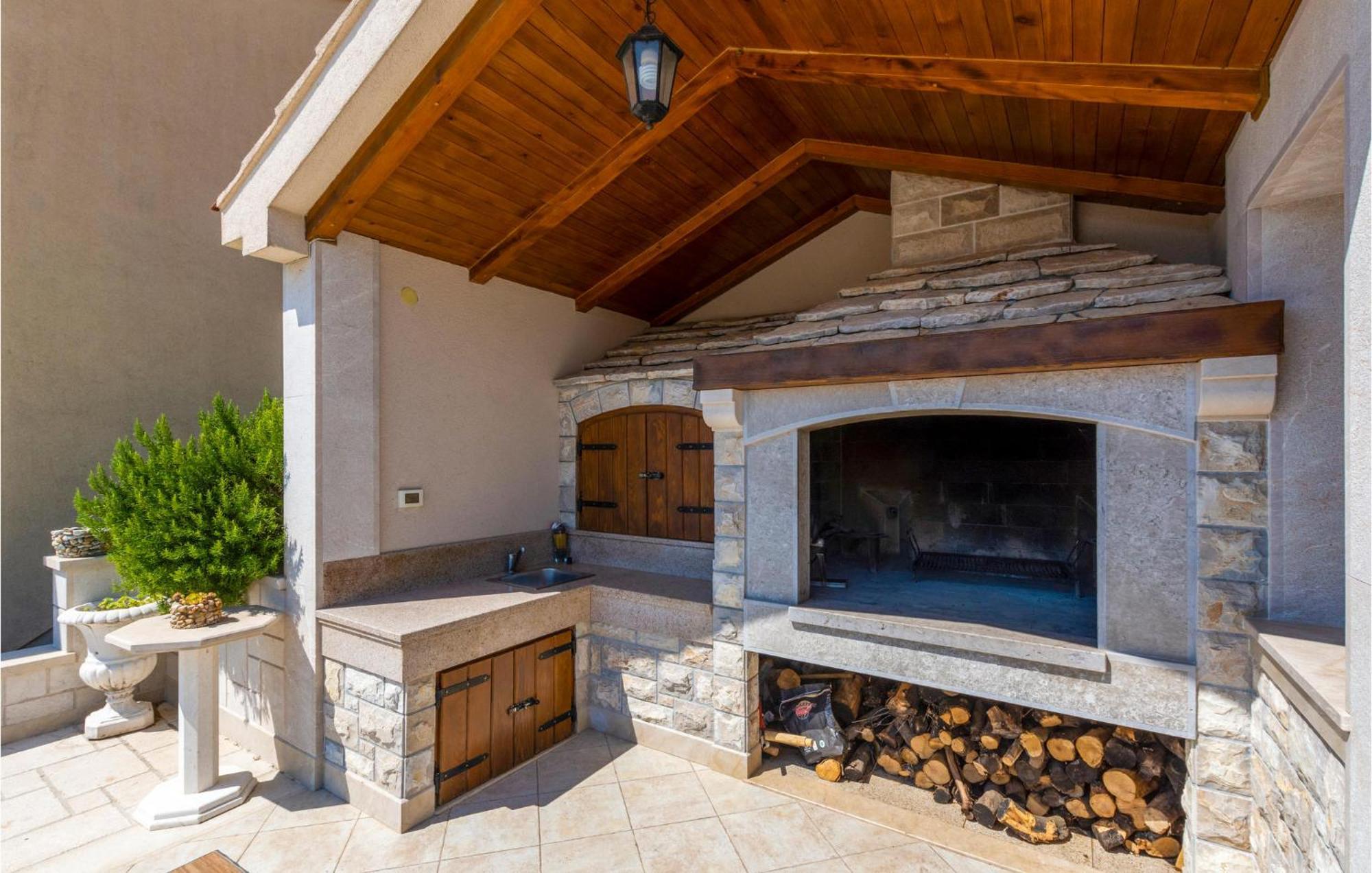 Cozy Home In Neoric With Outdoor Swimming Pool Luaran gambar