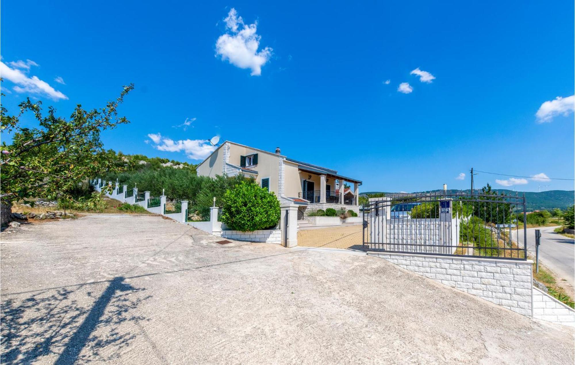 Cozy Home In Neoric With Outdoor Swimming Pool Luaran gambar